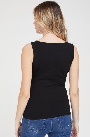 אישה לובשת גופיית מעטפת להריון והנקה שחור מלאנז'