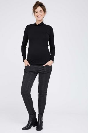 תמונה של חולצת גולף שחורה