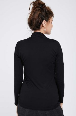 תמונה של חולצת גולף שחורה