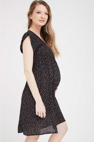 אישה לובשת שמלה להריון שרי שחור פרחים