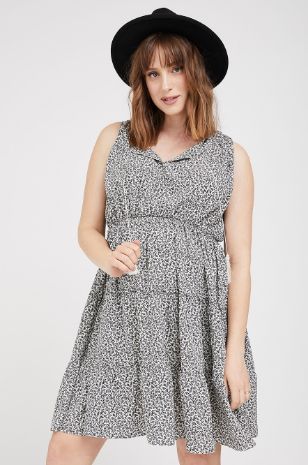 אישה לובשת שמלת הריון סילבי הדפס שחור