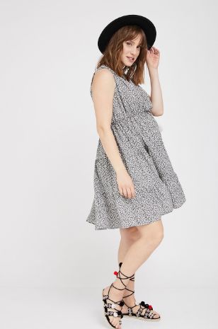 אישה לובשת שמלת הריון סילבי הדפס שחור של אבישג ארבל