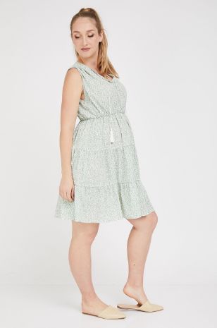 אישה לובשת שמלת הריון סילבי הדפס ירוק פרחים של אבישג ארבל