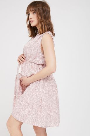 אישה לובשת שמלת הריון סילבי חמרה מודפס של אבישג ארבל