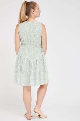 אישה לובשת שמלת הריון סילבי הדפס ירוק של אבישג ארבל