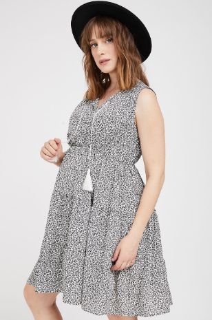 אישה לובשת  שמלת הריון סילבי הדפס שחור לבן של אבישג ארבל