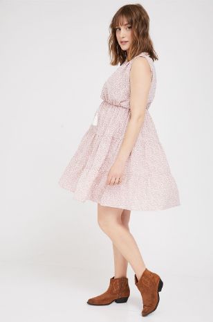 אישה לובשת  שמלת הריון סילבי חמרה מודפס