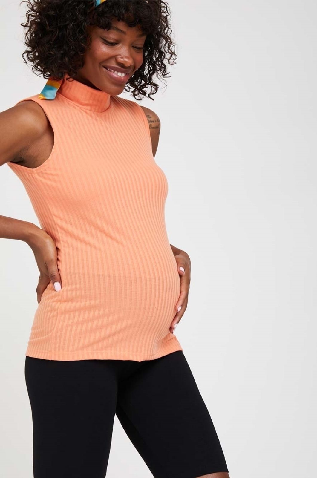 תמונה של גופיית גולף להריון כתומה 