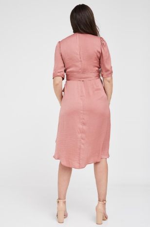 אישה לובשת שמלת מעטפת להריון בל חמרה של אבישג ארבל