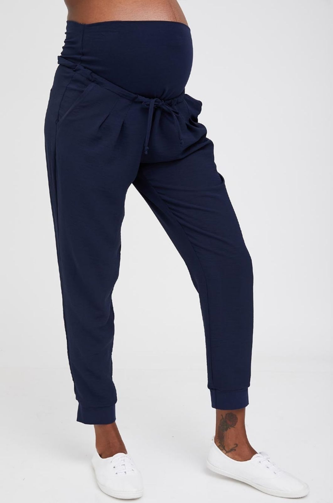 תמונה של מכנסי הריון קפלונים ומנג'ט נייבי