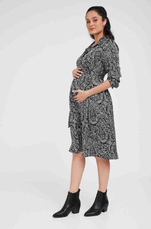 אישה לובשת שמלת הנקה סטייסי הדפס שחור לבן של אבישג ארבל