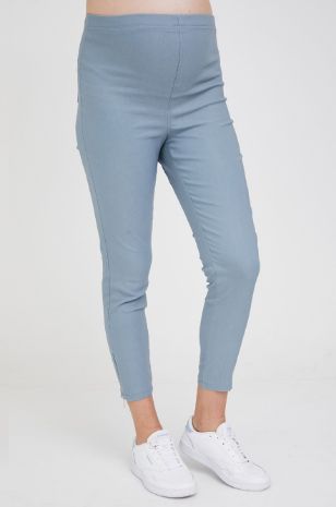 אישה לובשת מכנסי הריון אן שחורים של אבישג ארבל