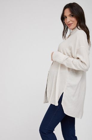 תמונה של חולצת הריון אוברסייז פסים בז' לבן