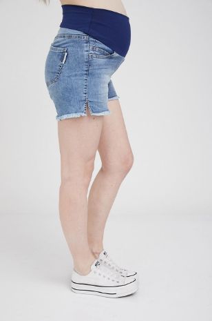 אישה לובשת דגם שורטס אנד סימפל להריון כחול