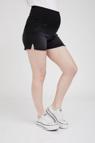 אישה לובשת דגם שורטס אנד סימפל להריון כחול