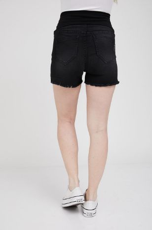 אישה לובשת שורטס אנד סימפל הריון שחור של אבישג ארבל