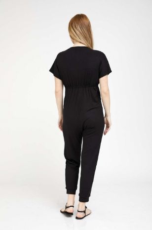 אישה לובשת אוברול הריון שחור מבית אבישג ארבל	