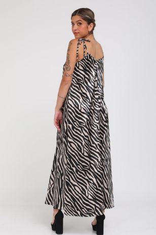 אישה לובשת שמלת הריון של אבישג ארבל