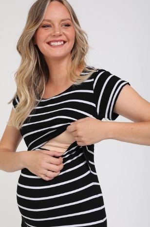 אישה לובשת שמלת הנקה מדגם דליה שחור פס שמנת