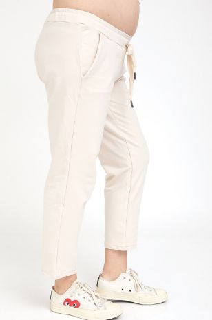 אישה לובשת מכנסי הריון לוסי בצבע אבן של אבישג ארבל