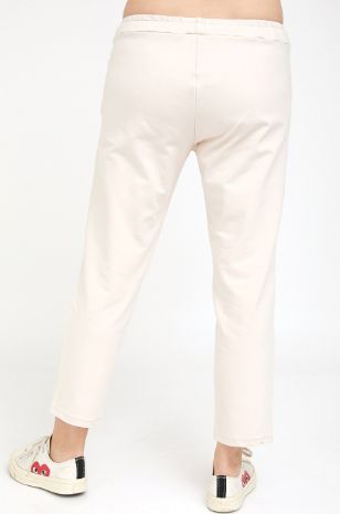 אישה לובשת מכנסי הריון לוסי בצבע אבן של אבישג ארבל