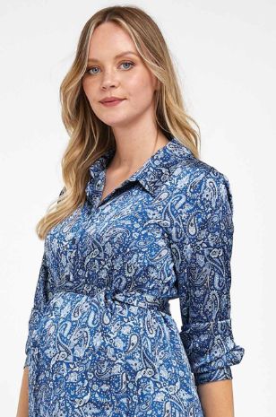 אישה לובשת שמלת הריון כחולה של אבישג ארבל