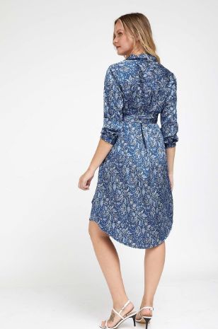 אישה לובשת שמלת הריון כחולה של אבישג ארבל