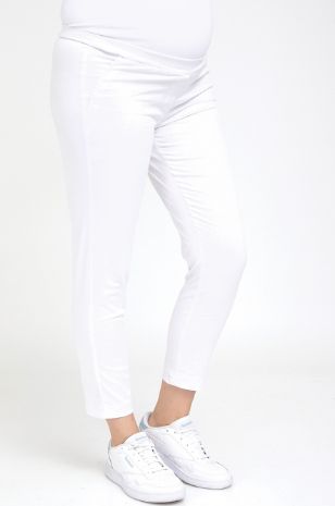 אישה עם מכנסי הריון לבנים של אבישג ארבל