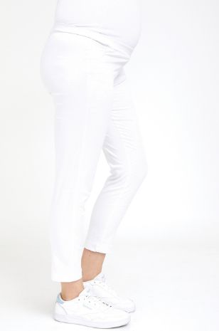 אישה עם מכנסי הריון לבנים של אבישג ארבל