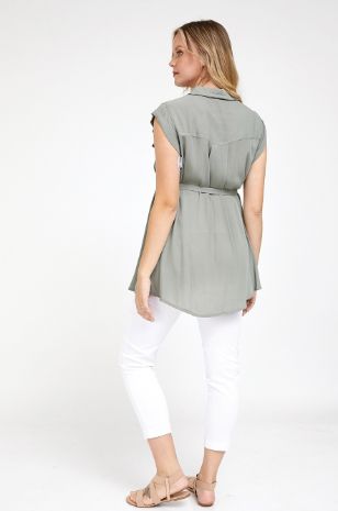 אישה לובשת חולצת הריון בצבע זית בהיר