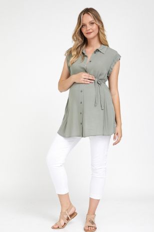 אישה לובשת חולצת הריון בצבע זית בהיר