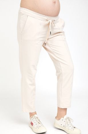 אישה לובשת מכנסי הריון לוסי בצבע שחור של אבישג ארבל	