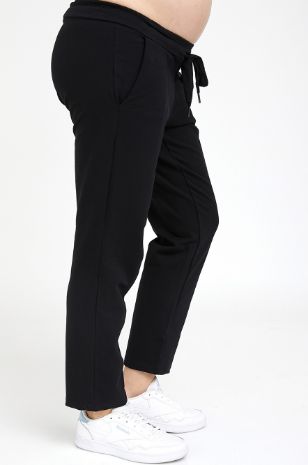 אישה לובשת מכנסי הריון לוסי בצבע שחור של אבישג ארבל	