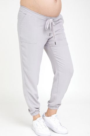 איזה לובשת מכנסי הריון אפורים של אבישג ארבל