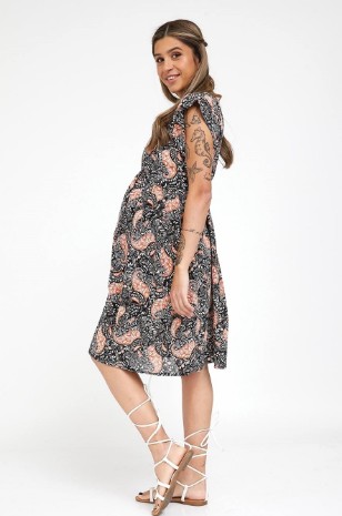 אישה לובשת שמלת הריון שרי שחור מודפס של אבישג ארבל