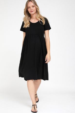 אישה לובשת שמלת הריון ריקי חאקי של אבישג ארבל