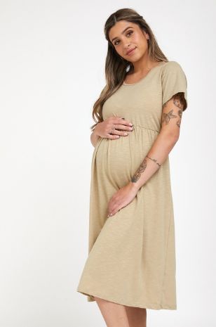 אישה לובשת שמלת הריון ריקי חאקי של אבישג ארבל