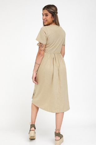 אישה לובשת שמלת הריון ריקי חאקי של אבישג ארבל