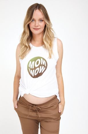 אישה לובשת גופיית הריון MOMWOW אפור בטון של אבישג ארבל