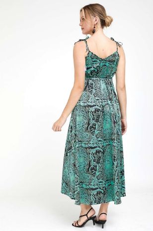 אבישג ארבל - אישה לובשת שמלת הילה להריון ירוק מודפס