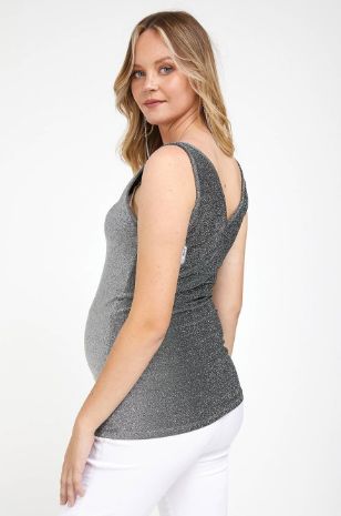 אישה לובשת גופיית V לורקס להריון מרווה