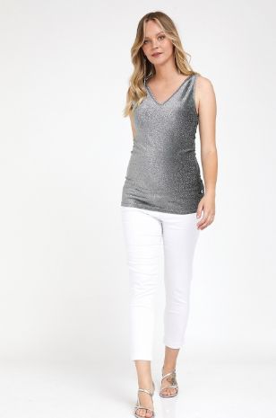 אישה לובשת גופיית V לורקס להריון מרווה של אבישג ארבל