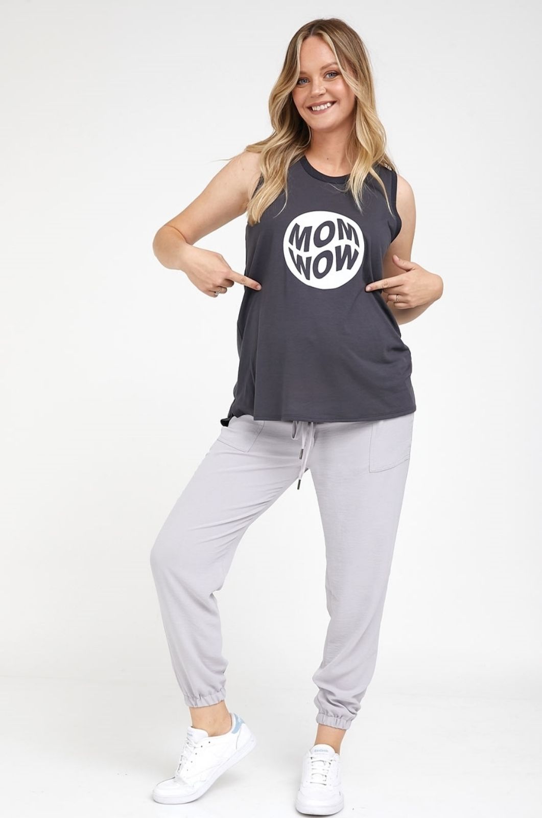 איזה לובשת מכנסי הריון אפורים של אבישג ארבל