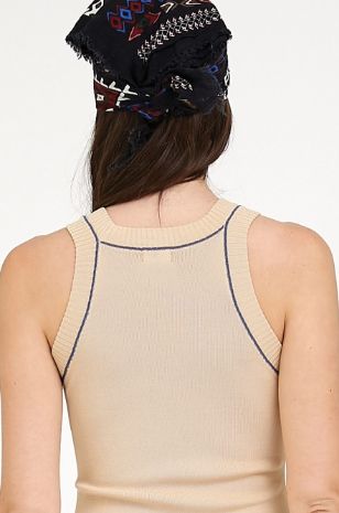 אישה לובשת שמלת הריון רובי בז' של אבישג ארבל