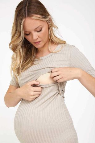 אישה לובשת שמלת הנקה לילי חול