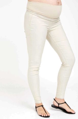 אישה לובשת מכנסי הריון קייט בז' של אבישג ארבל