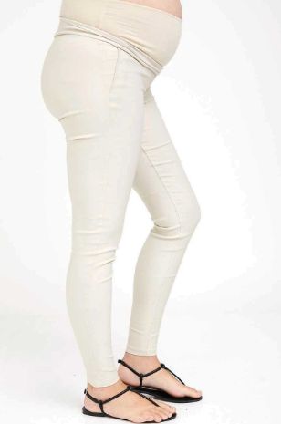 אישה לובשת מכנסי הריון קייט בז' של אבישג ארבל