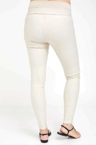 אישה לובשת מכנסי הריון קייט בז' של אבישג ארבל