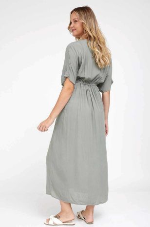 אישה לובשת שמלת הריון מליסה זית של אבישג ארבל