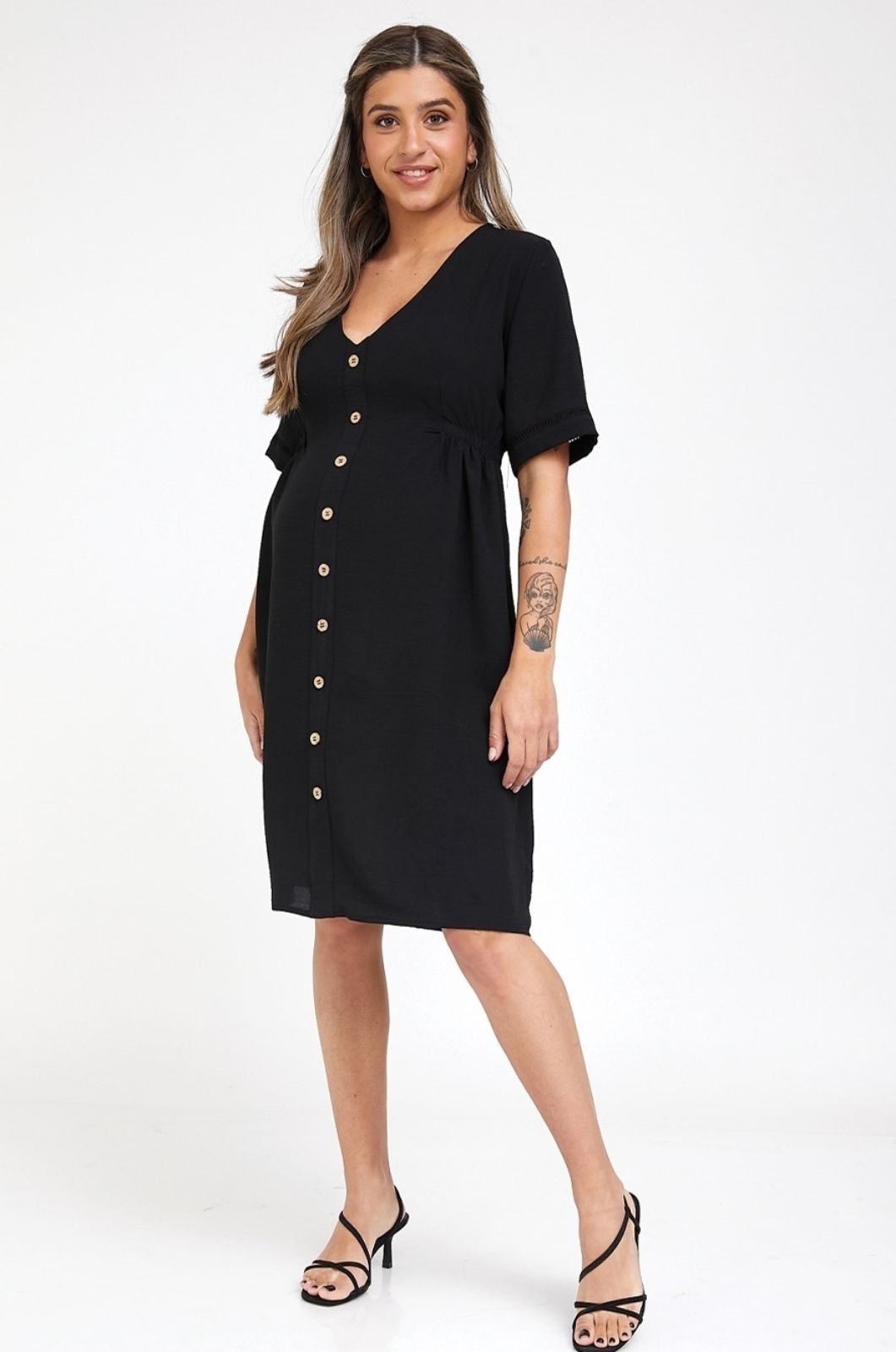 אישה לובשת שמלת הריון בטי שחורה של אבישג ארבל